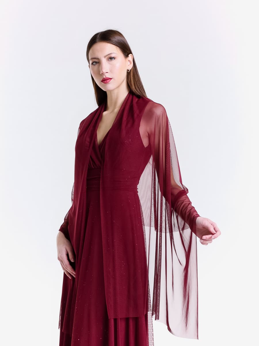 Outfit vino: abito maxi e mantello coordinato in tulle, charme vino