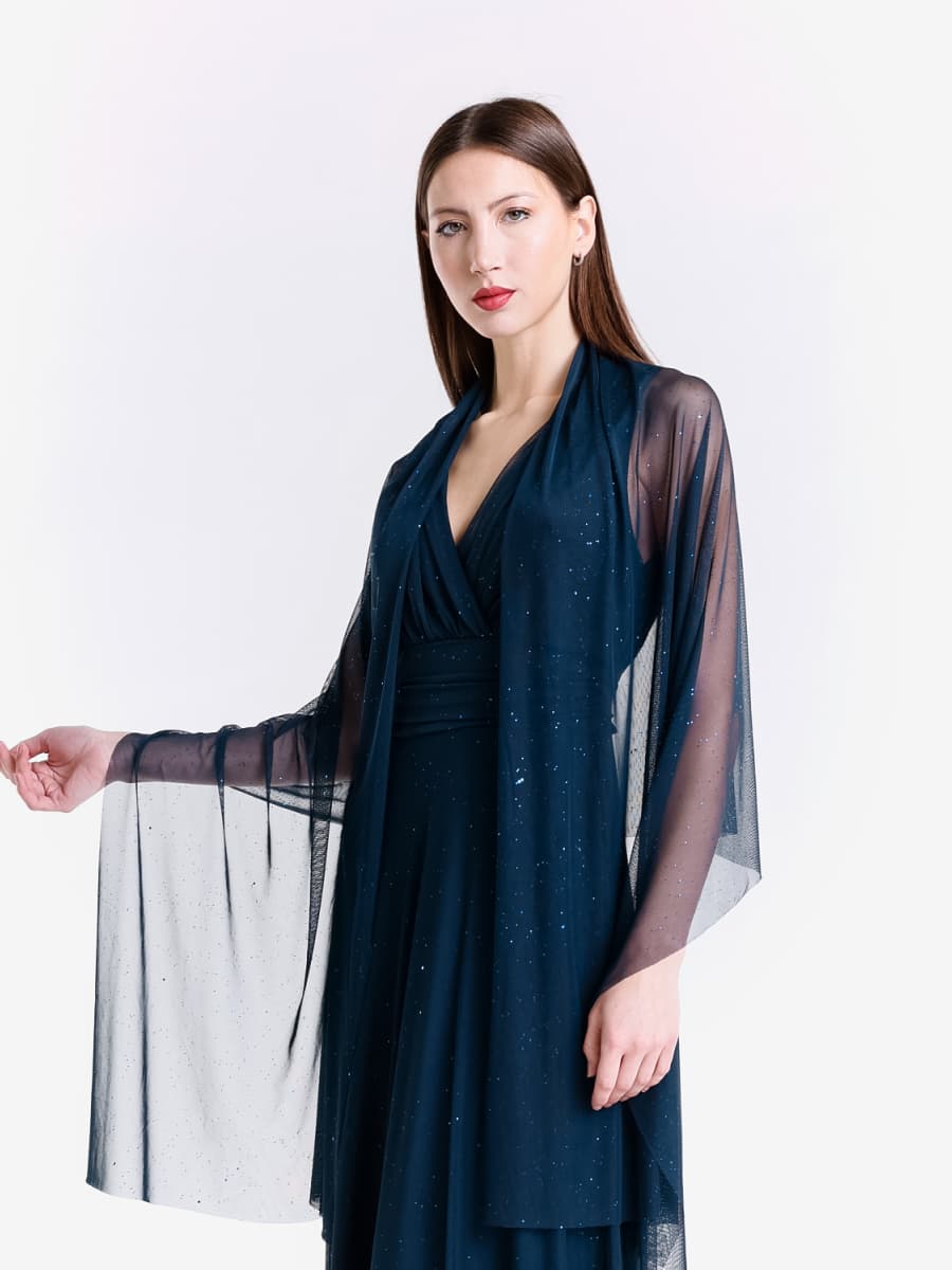 Outfit navy: abito maxi e mantello coordinato in tulle, charme blu scuro