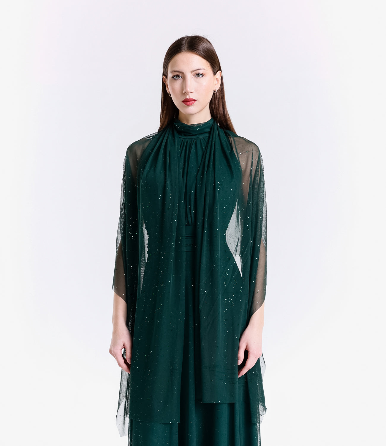 Outfit verde.S: abito maxi e mantello traslucido in tulle, charme vegetale