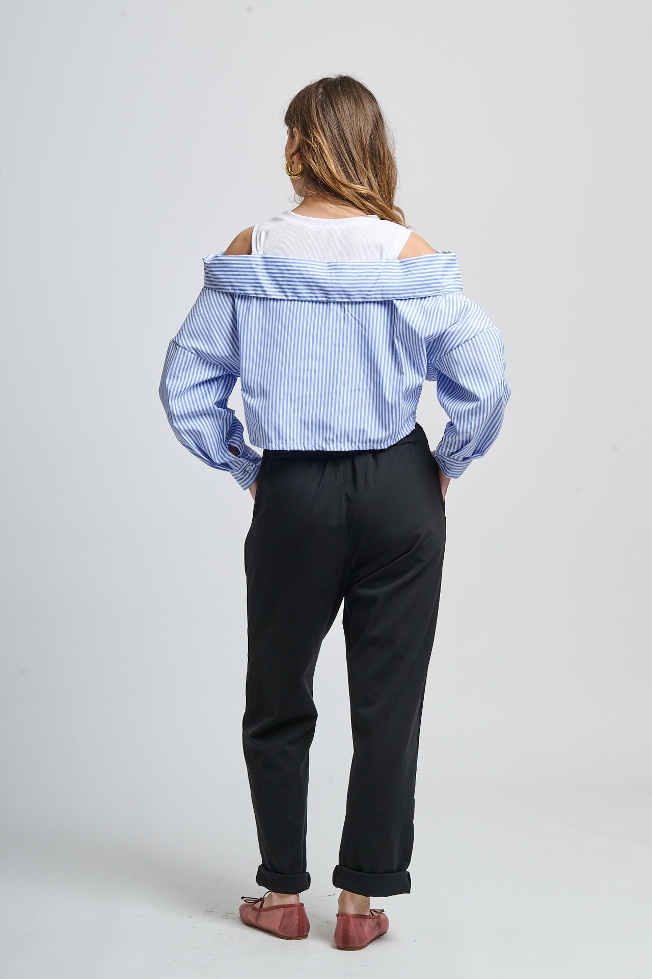 Moda city: ensemble azzurro e nero con giacca a righe e pantaloni dritti