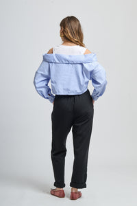 Moda city: ensemble azzurro e nero con giacca a righe e pantaloni dritti