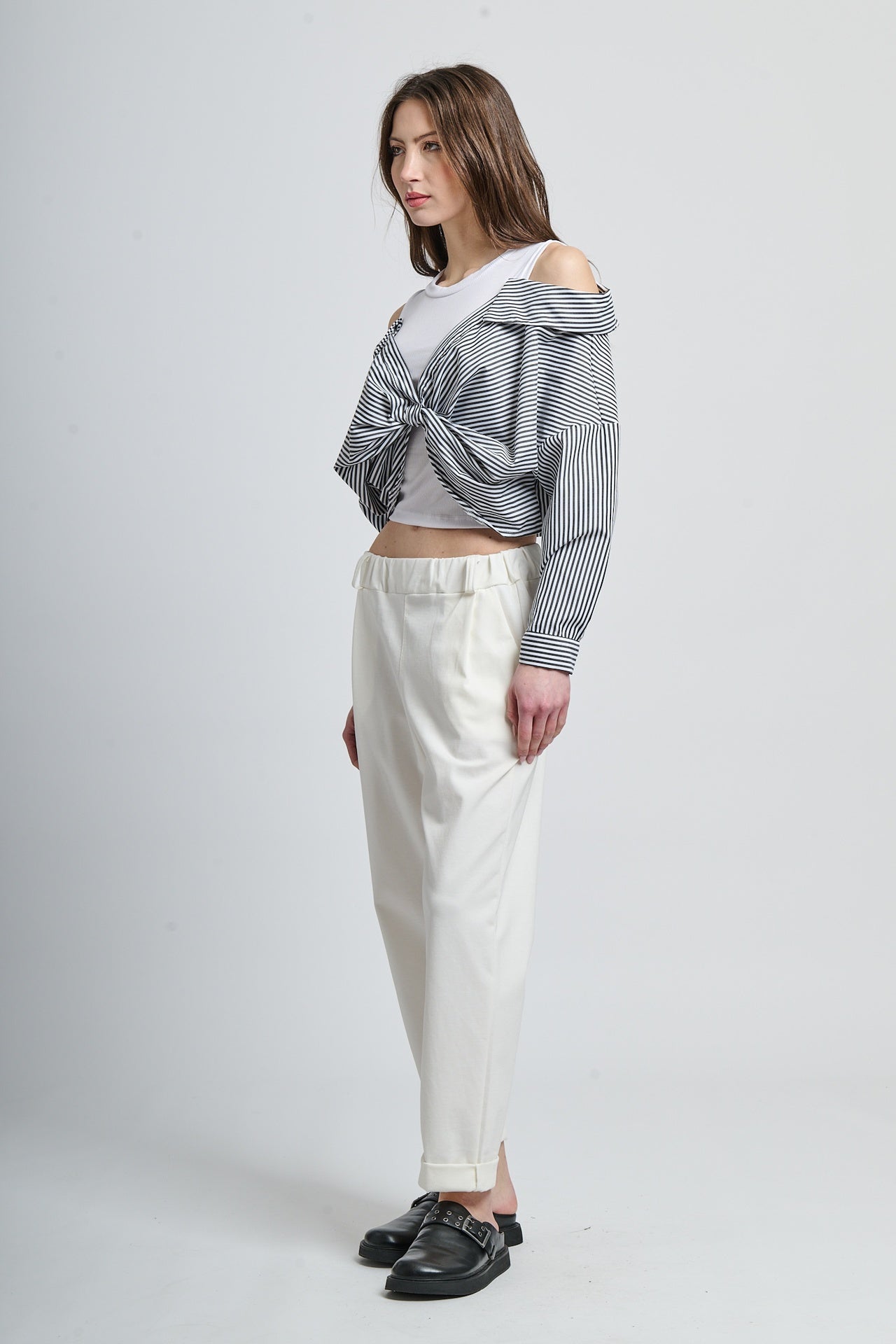 Abbigliamento casual: giacca a righe nera con fiocco e pantaloni bianchi