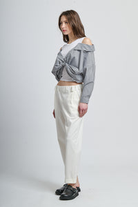 Abbigliamento casual: giacca a righe nera con fiocco e pantaloni bianchi