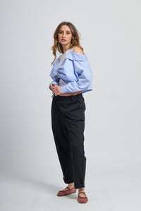 Combinazione di giacca a righe azzurra e top chiaro, look fresco e comodo