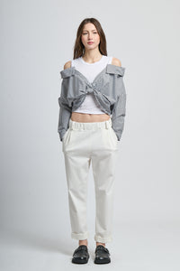 Combinazione di giacca a righe nero e top bianco, look moderno e versatile