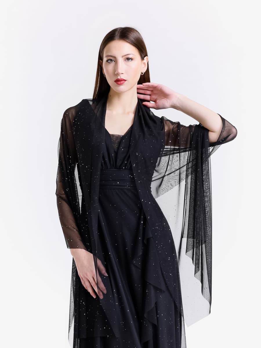 Ensemble nero: gown fluido e cardigan tulle, stile sobrio e glamour