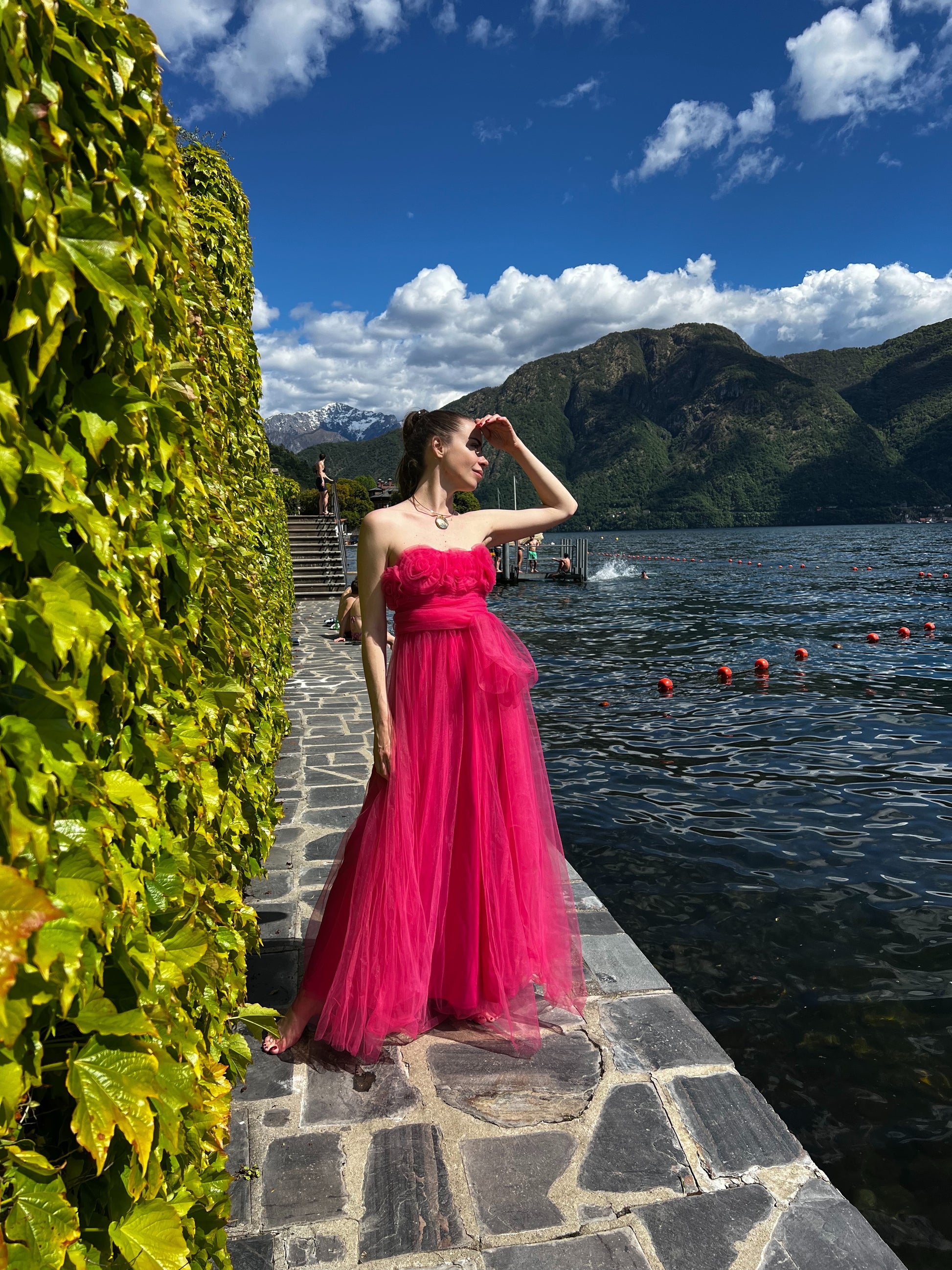 Abito da sera fuxia in tulle vibrante, scollo a barca e gonna ampia, audace per eventi notturni