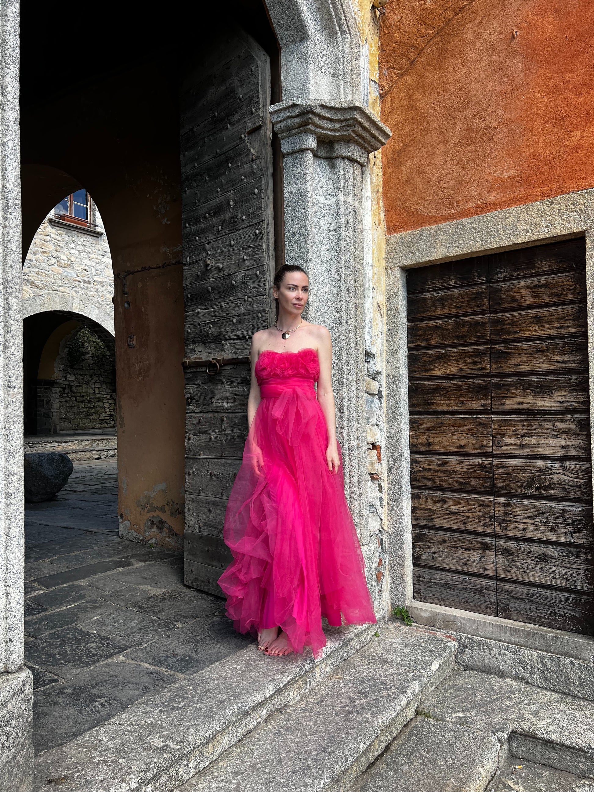 Abito da sera fuxia in tulle vibrante, scollo a barca