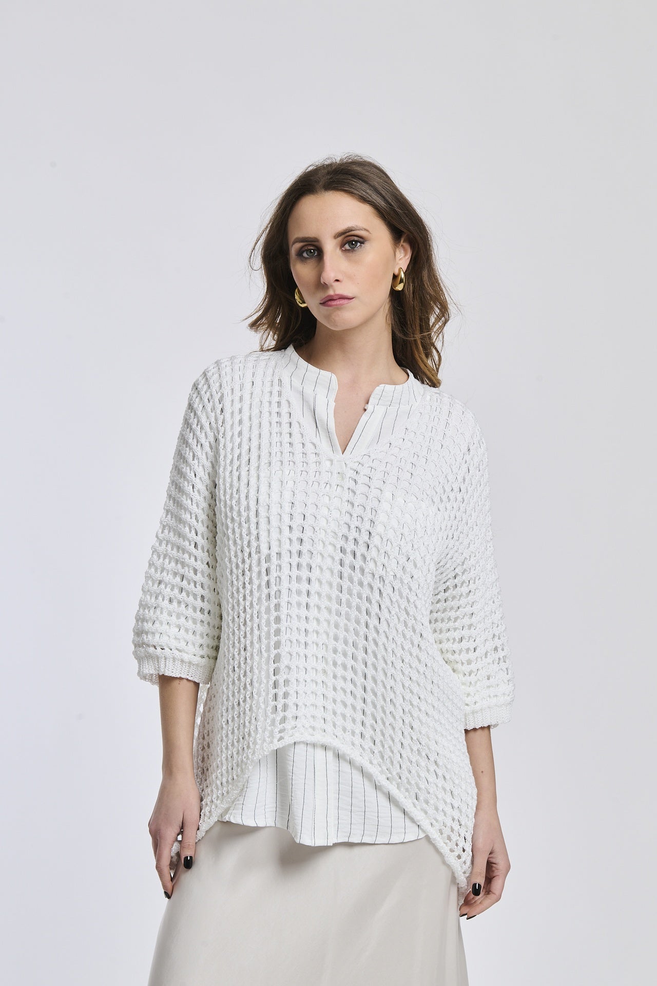 Maglione bianco a maglia aperta con colletto e maniche svasate