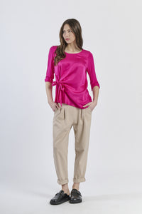 Blusa fuxia dal colore esplicito, firma di personalità unica