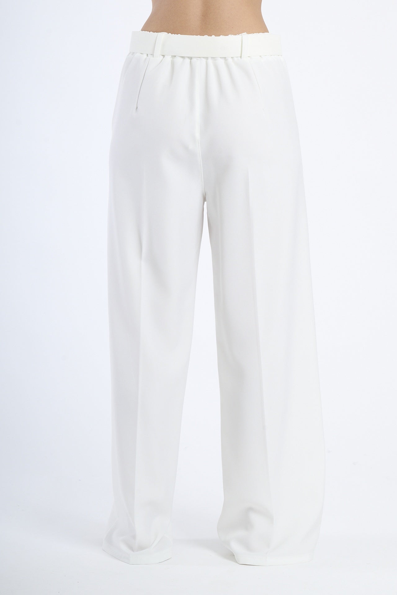 Pantaloni eleganti bianchi, cintura integrata, stile puro e rinfrescante.