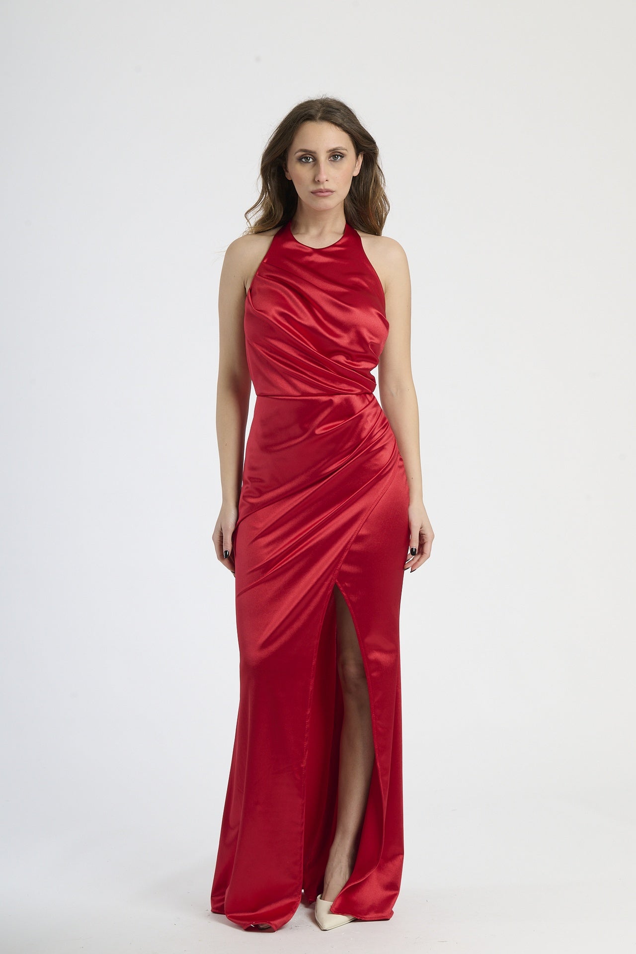 Abito elegante rosso in raso, scollo a collo alto e falda con fessura