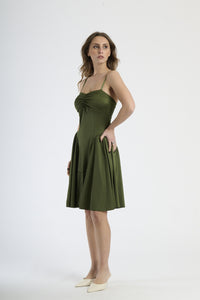 Outfit con abito militare a spalline, ideale per un look dal sapore urbano.