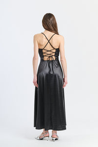 Abito elegante nero con raso satinato, spalline sottili e silhouette dritta, perfetto per eventi formali e notturne