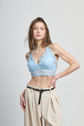 Top a uncinetto azzurro,collo a V e dettagli openwork
