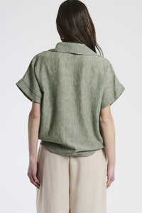 Outfit casual militare, camicia a maniche corte con stampa e pantaloni ampi