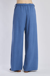 Pantaloni oversize jeans, stile casual e iconico, coulisse elastica in vita.