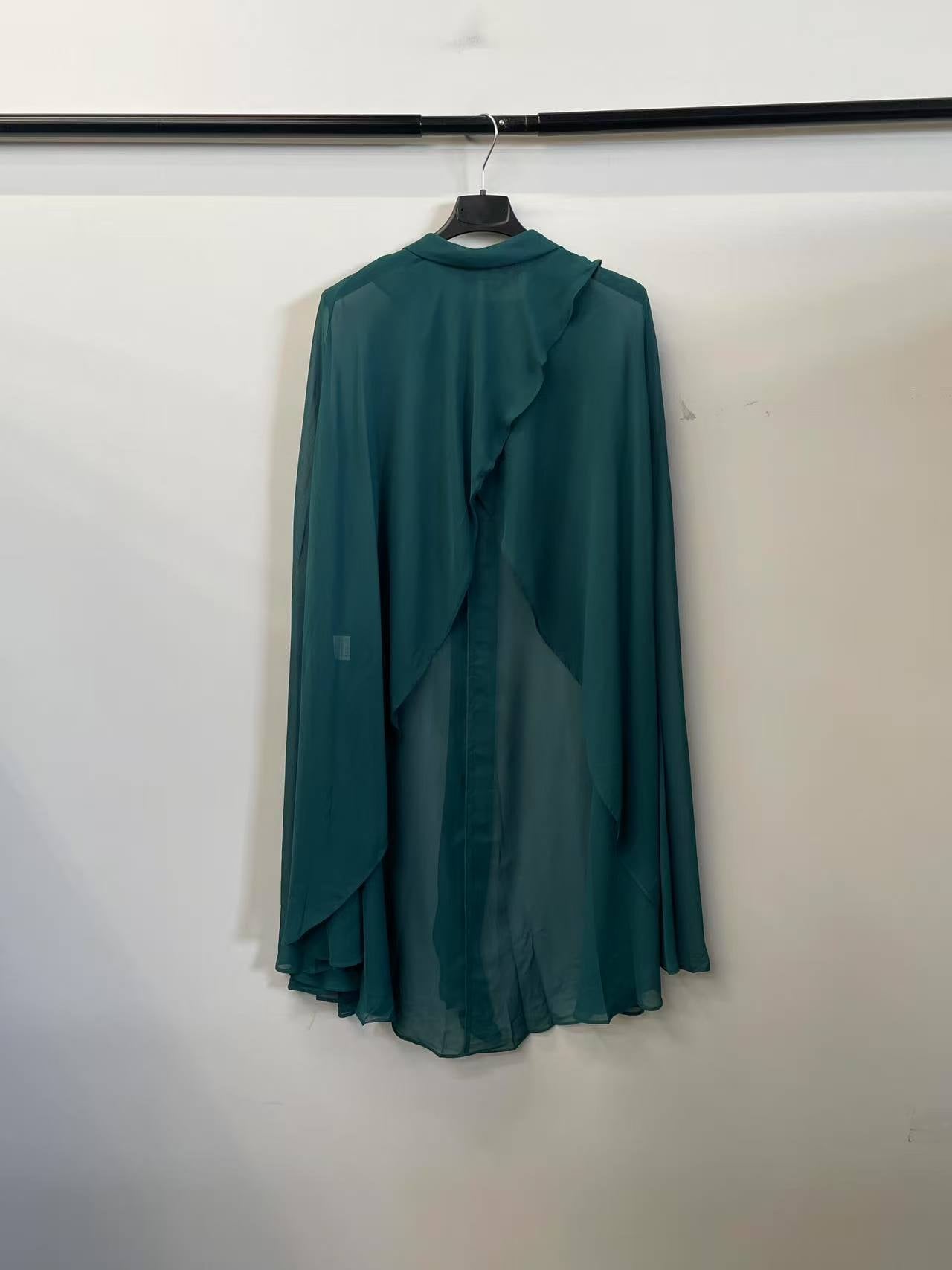 Mantella Ondulata – Eleganza Leggera “Aurelia” (solo lo scialle, non incluso l'abito)