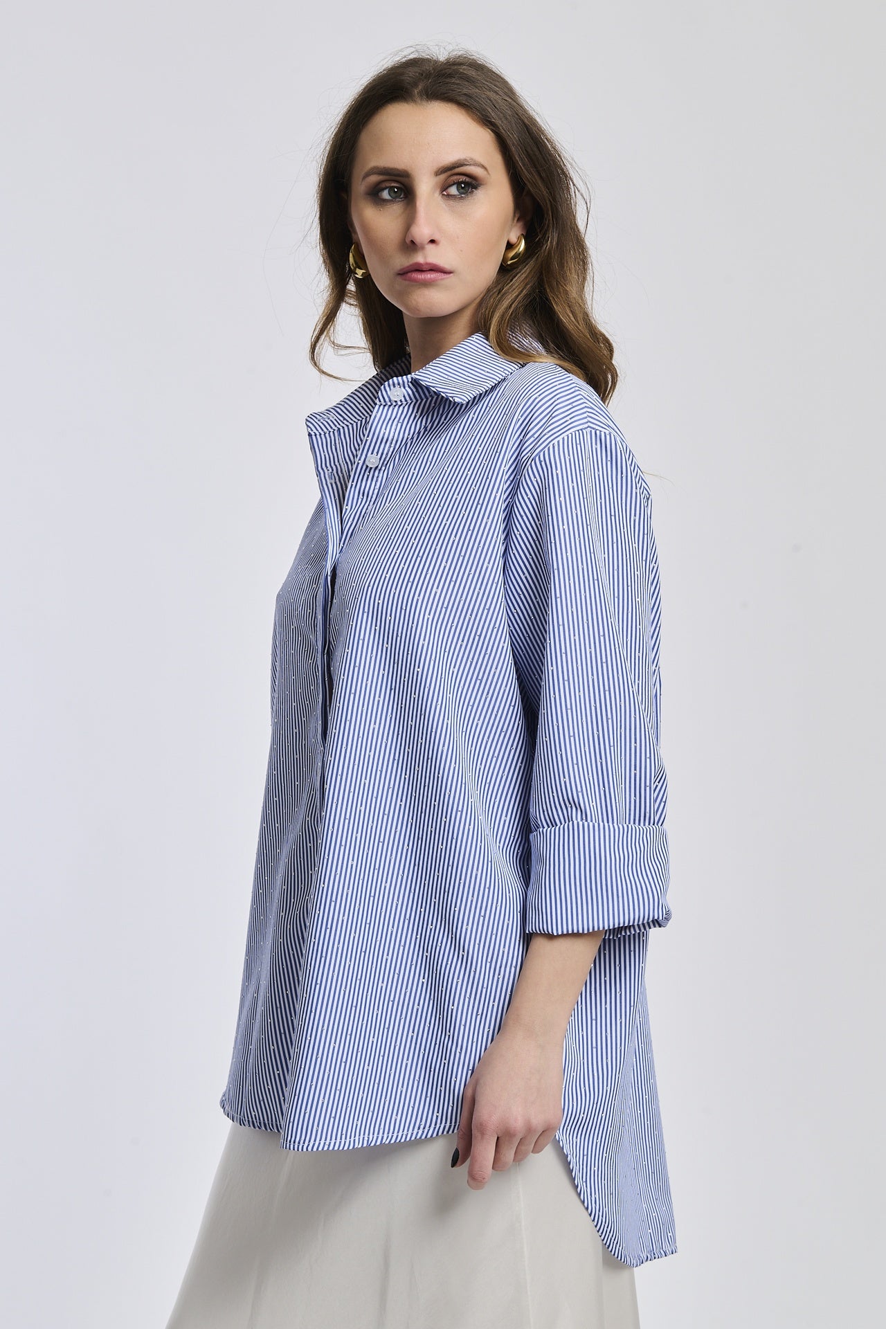 Camicia oversize a righe blu e bianche, colletto a camicia, maniche arrotolate, 