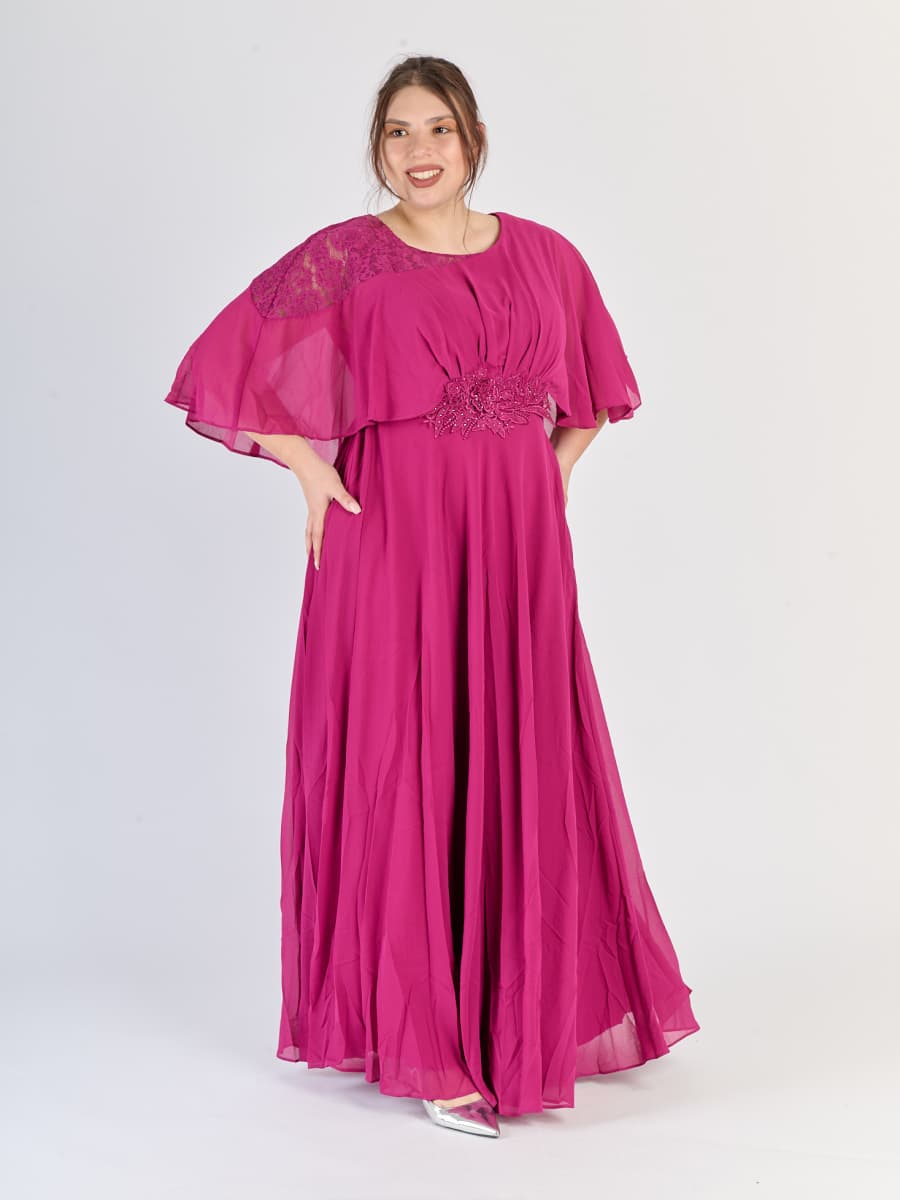 Modello di abito plus size Magneta in raso con silhouette dritta
