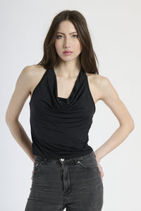 Donna con canotta nera, eleganza senza tempo e sensualità.