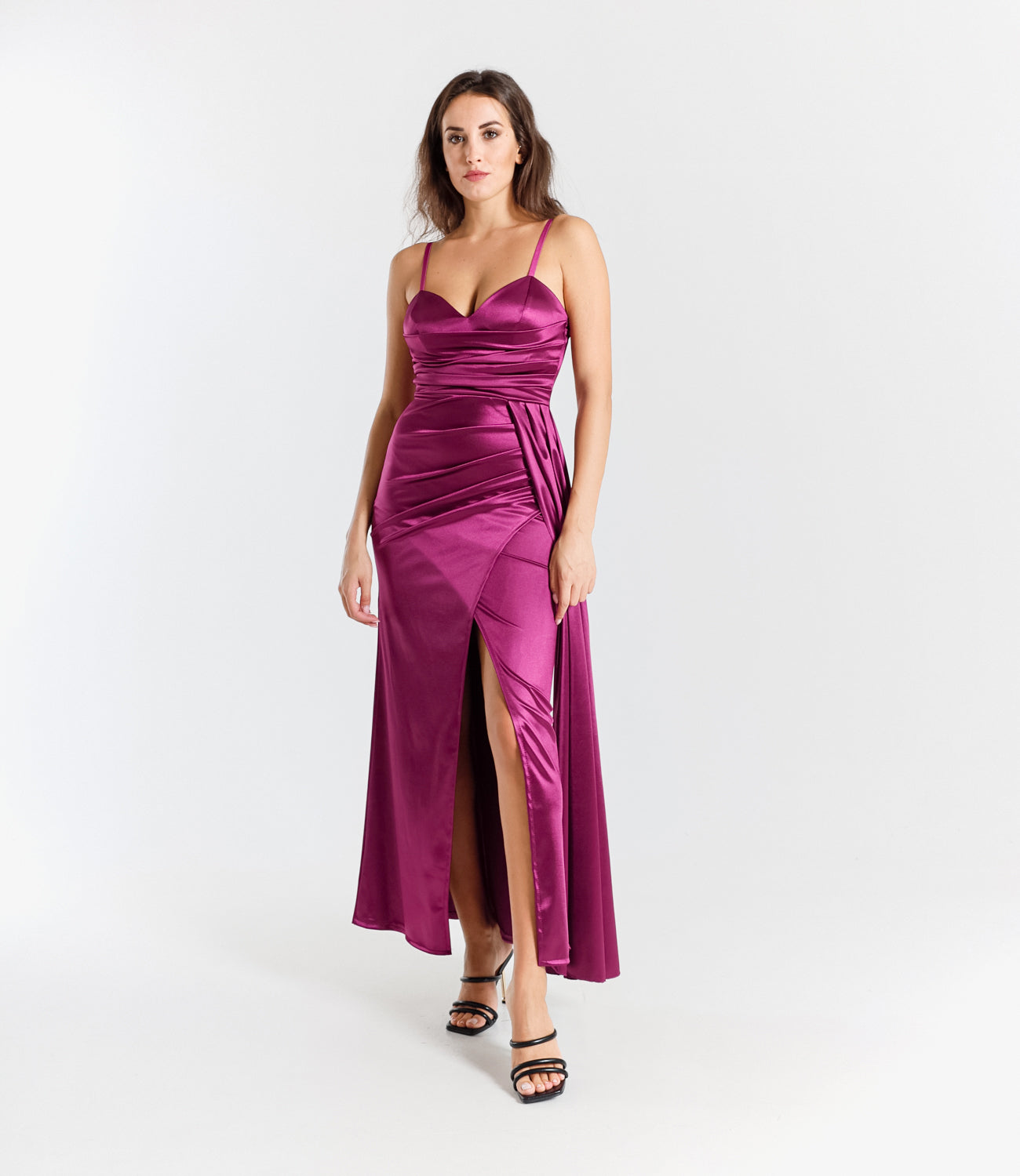 Abito lungo ciliegio in raso romantico, spalline sottili e scollatura a V profonda, design delicato