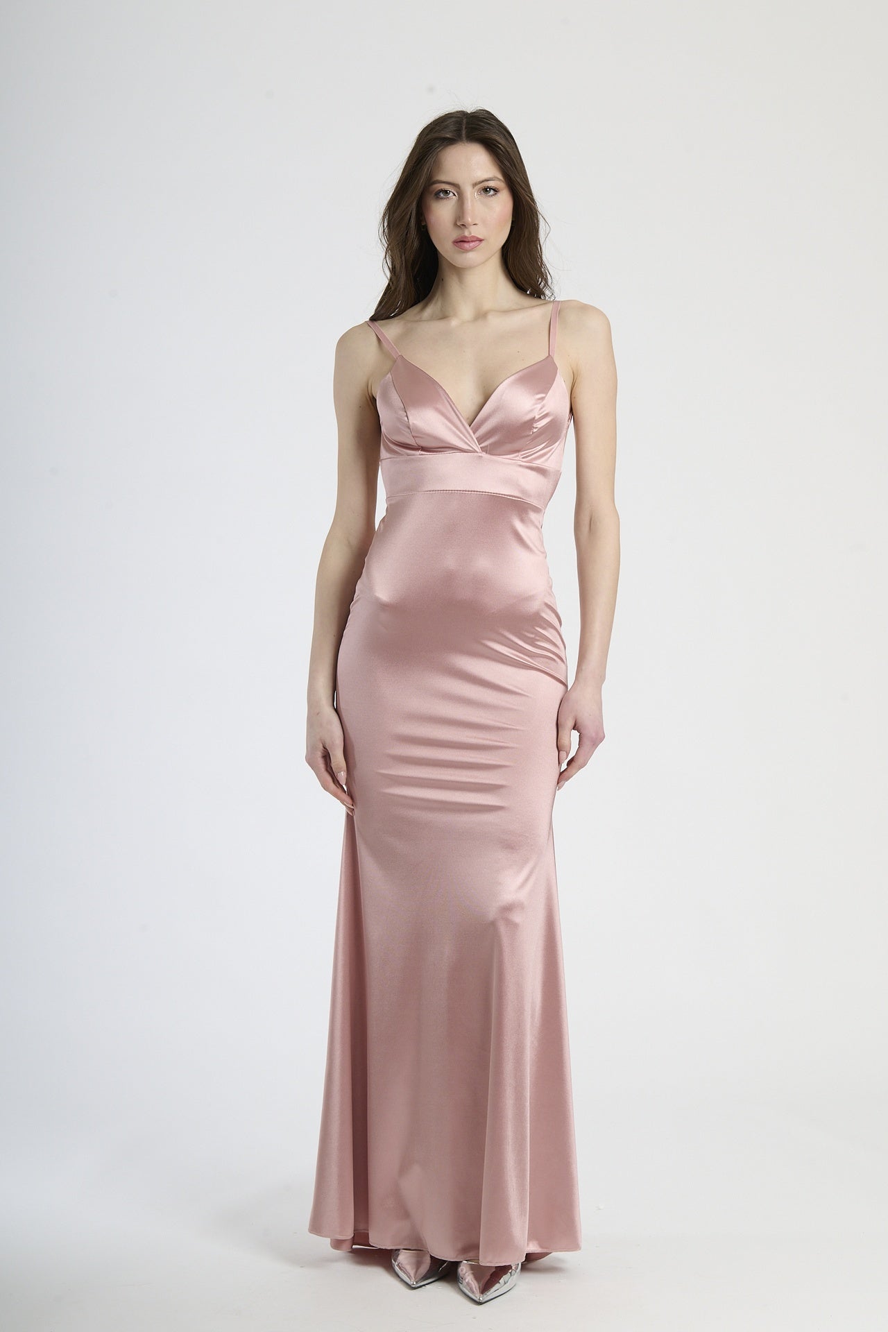 Outfit con abito rosa antico lungo, ideale per un look dolce e affascinante.