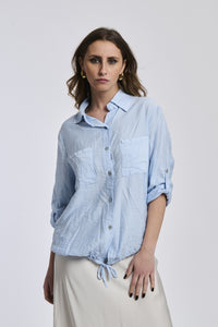 Camicia azzurra da donna con un colletto romboidale, che aggiunge un tocco di originalità.