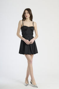 Vestito nero in tessuto elegante, taglio corto con bretelle sottili, adatto per ogni occasione.