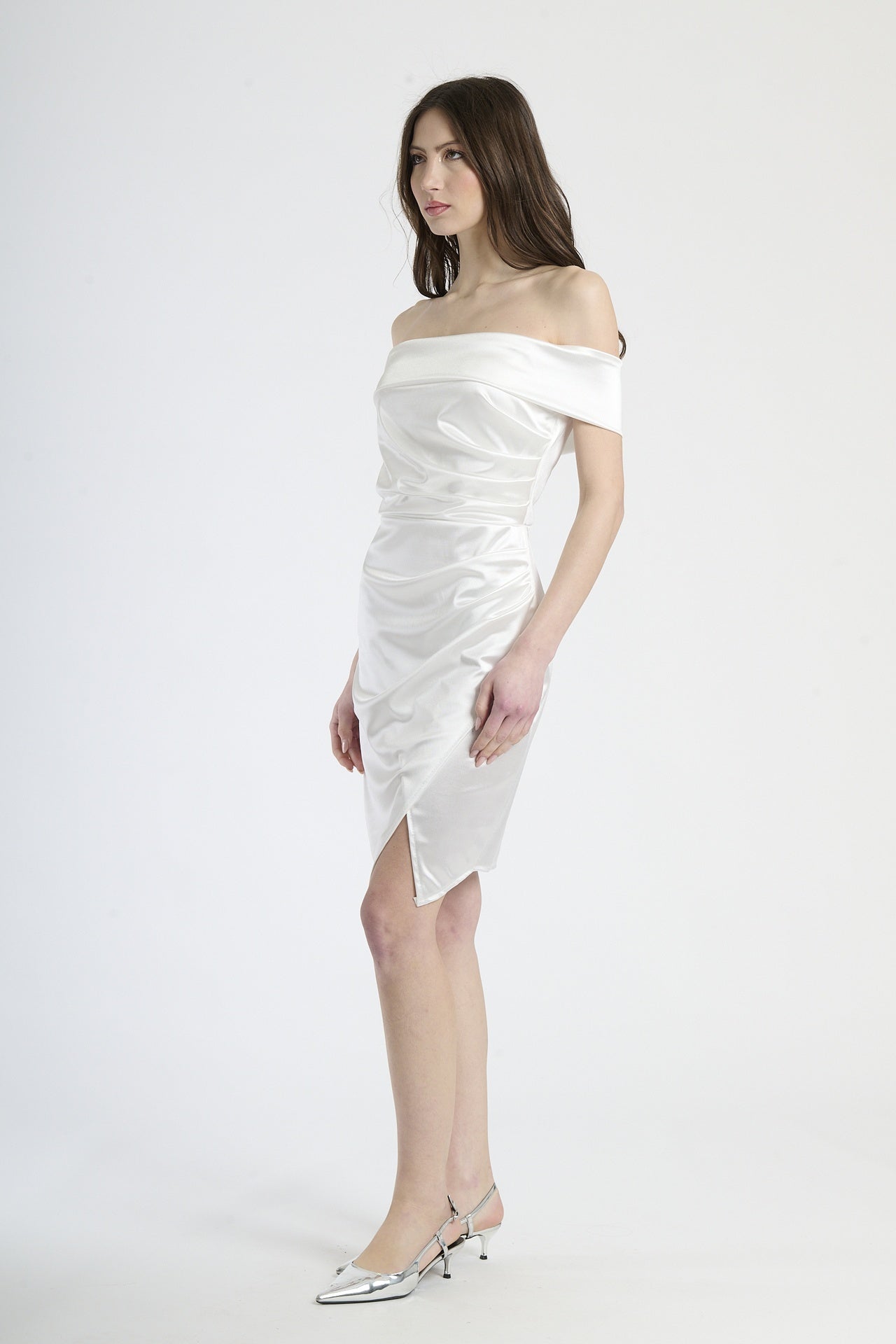 Outfit con abito azzurro corto, perfetto per un look leggero e accattivante.