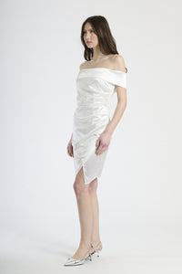 Outfit con abito azzurro corto, perfetto per un look leggero e accattivante.