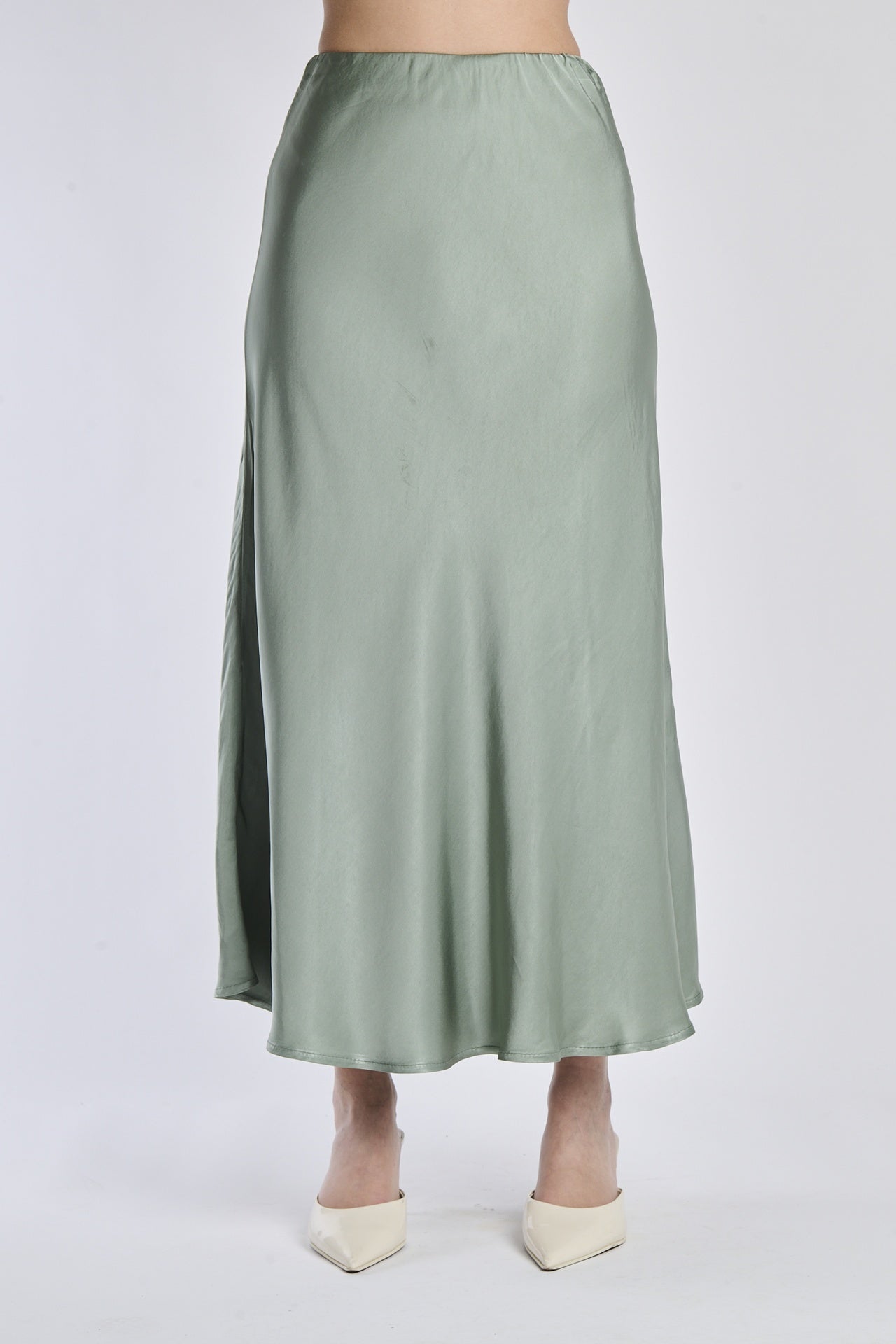 Gonna lunga militare in raso, abbinata a ballerine argentate