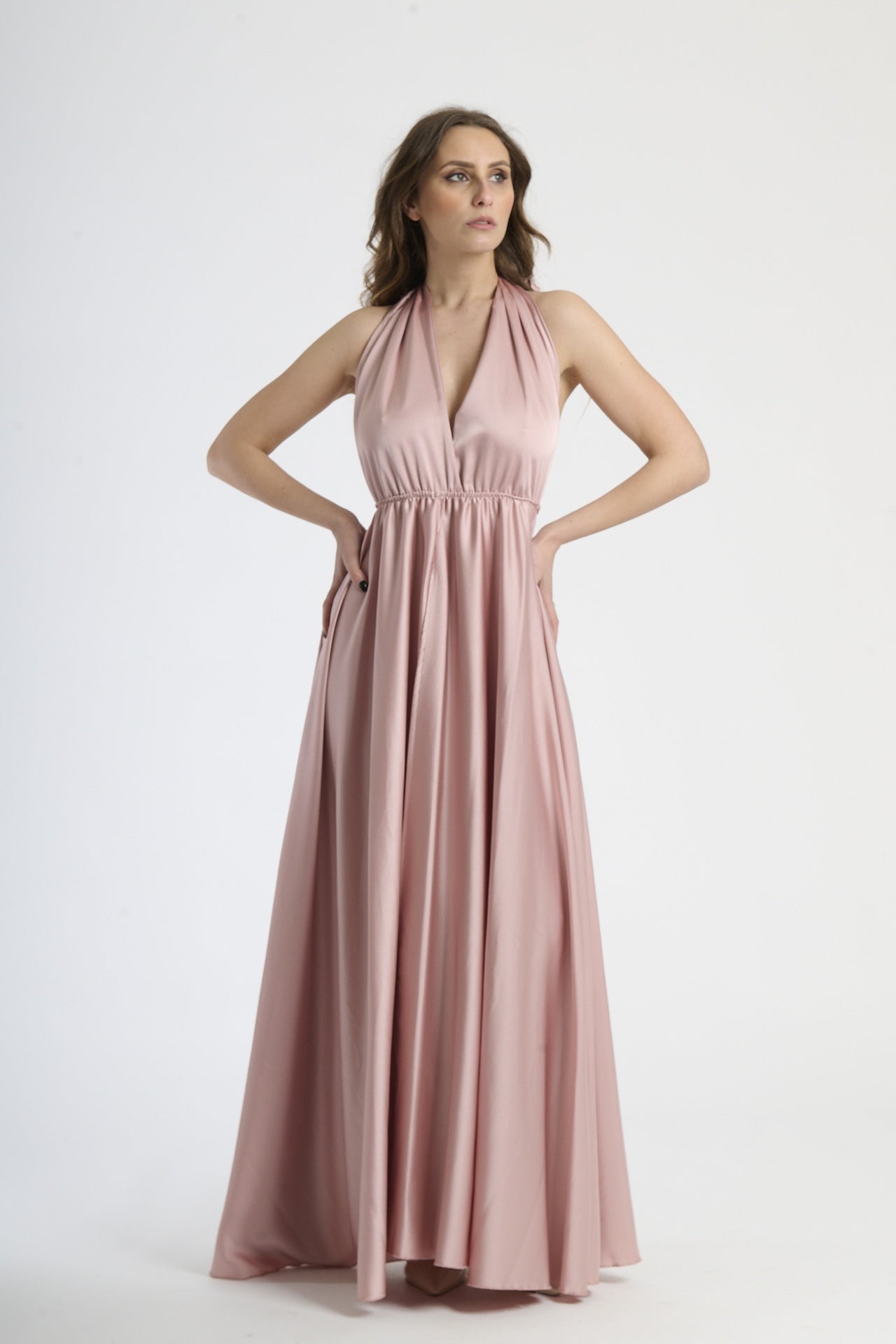Abito maxi rosa antico, design fluido con coulisse al fianco