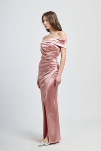 Abito formale rosa antico con taglio romantico, ideale per serate glamour