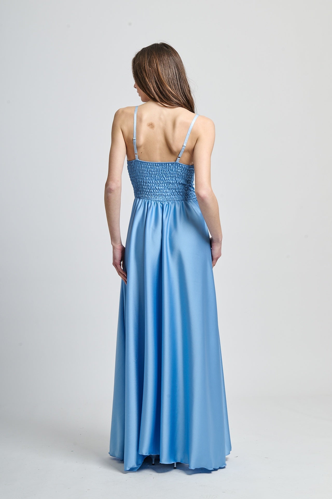 Abito elegante azzurro, tessuto satinato con falda ampia e fluida