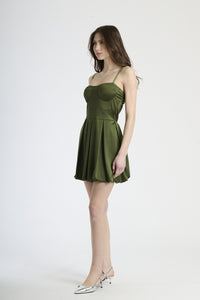 Abito cool militare, adatto per look streetwear ed estivi.