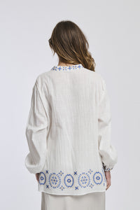 Una giacca marrone di lana con dettagli di cuciture in contrasto