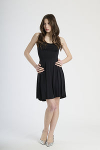 Abito corto nero con bretelle sottili, taglio a campana e colletto avvolgente per uno stile eternamente elegante.