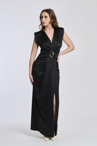 Vestito lungo Nero, stile sobrio, scollatura V, senza maniche e fascia in vita che definisce la silhouette.