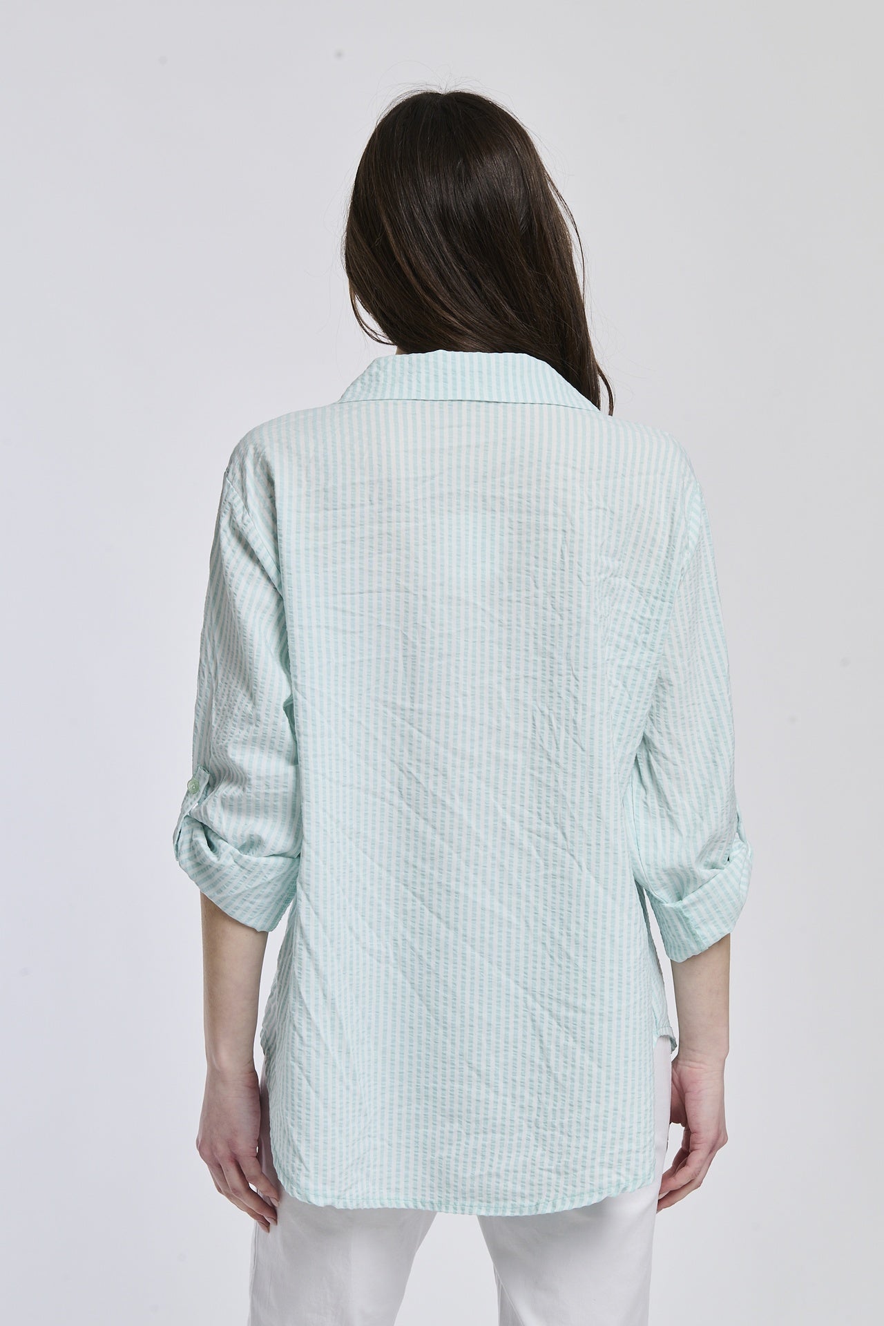 Camicia oversize a righe Tiffany, colletto classico, bottoni e maniche arrotolate, stile fresco e rinfrescante.