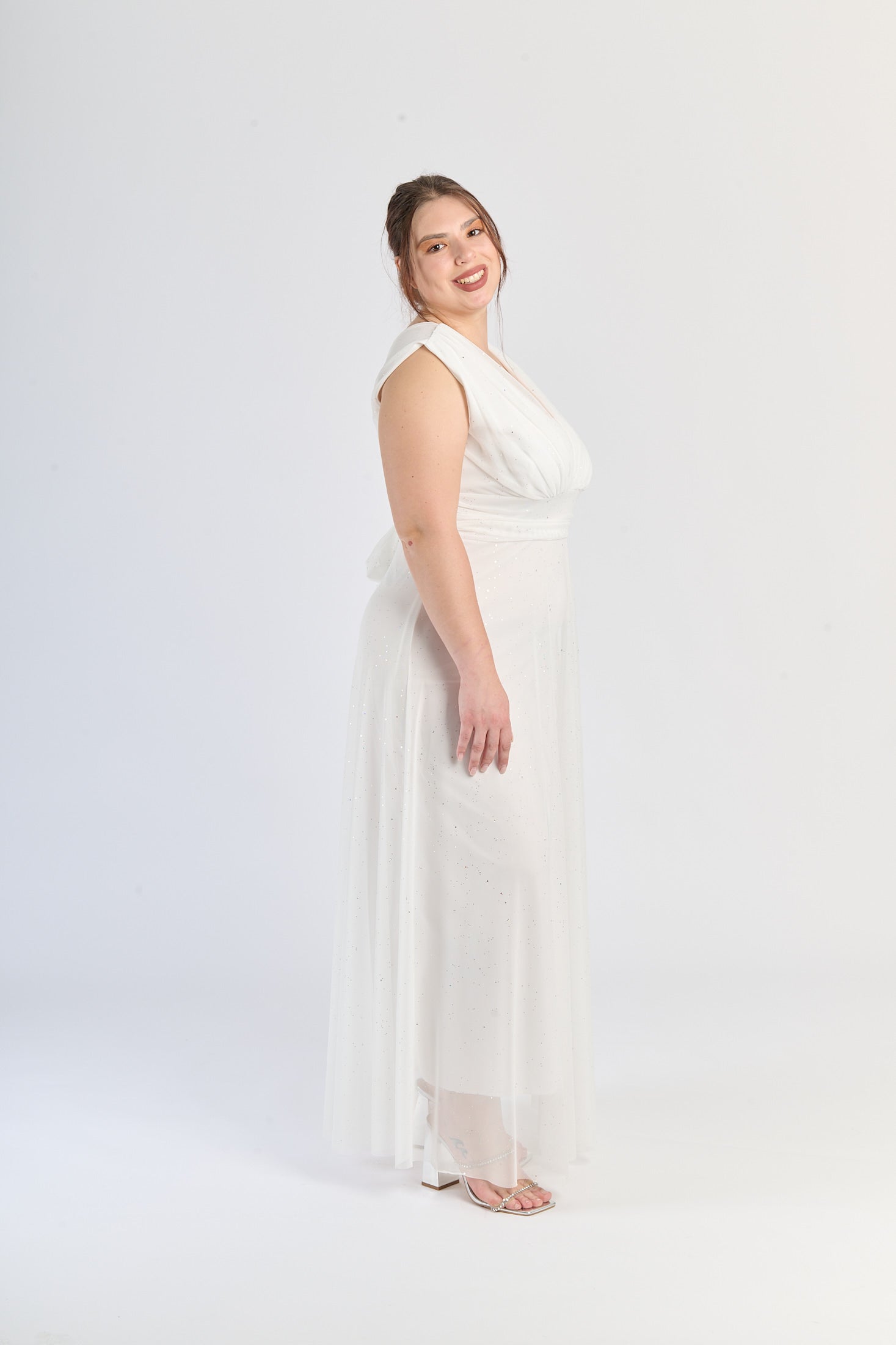  Abito bianco da matrimonio, taglio empire e maniche spuntate, stile romantico.