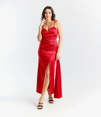 Abito elegante rosso con raso satinato, spalline sottili e slittino accattivante