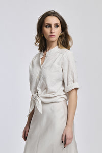Camicia a righe beige da donna, taglio oversize con nodo laterale, perfetta per un outfit rilassato e cool.