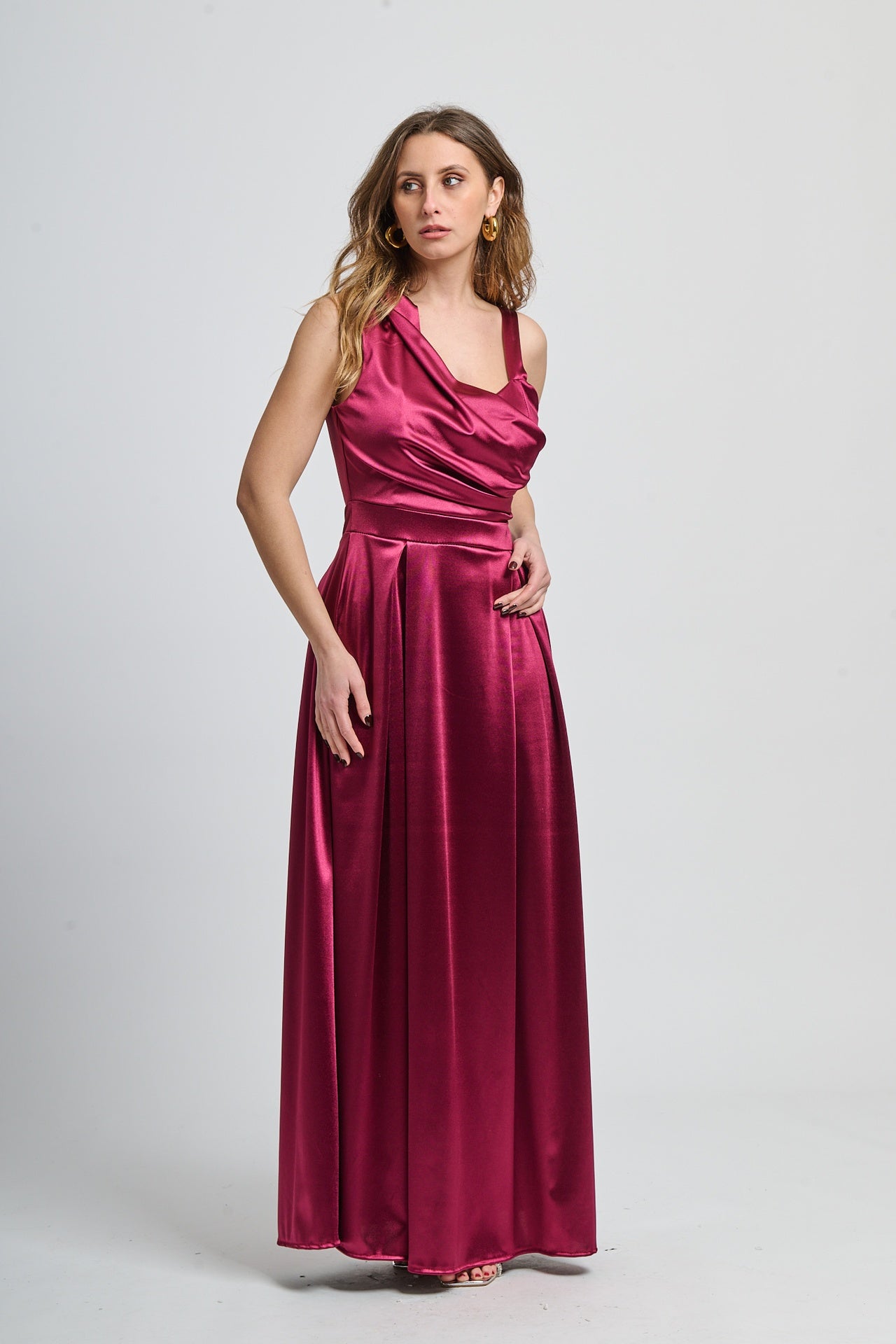 Abito lungo bordo in raso passionale, design a spalla unica e vita incontrita