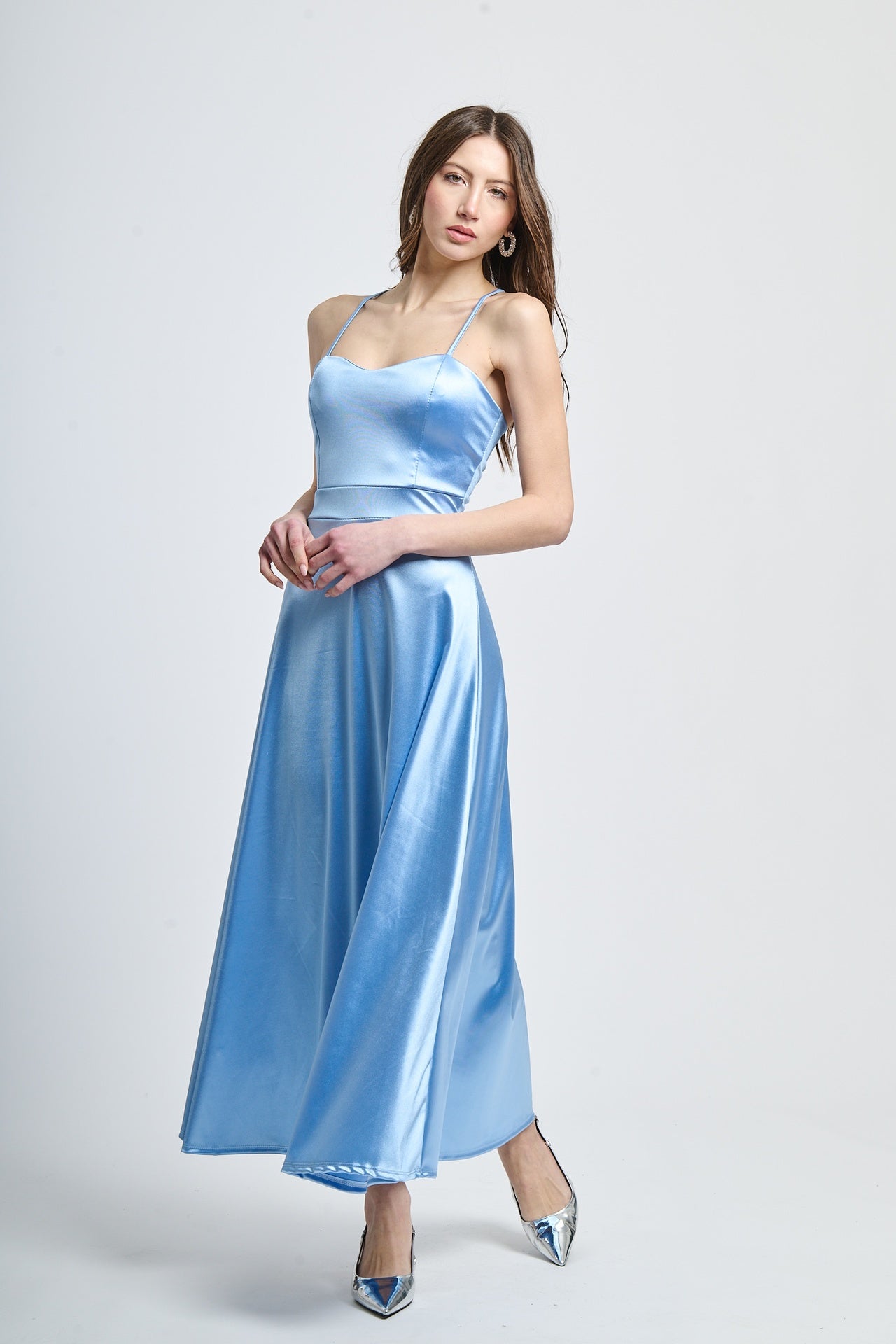 Abito lungo azzurro in raso lucido, spalline sottili e scollatura a V delicata, design elegante e rinfrescante