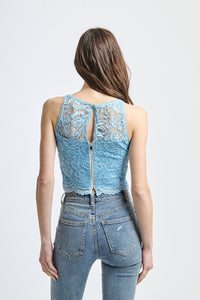 Canotta elegante in pizzo azzurro, taglio cropped con dettagli floreali