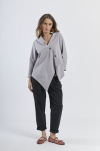 Ensemble: camicia grigio con design asimmetrico, pantaloni beige e scarpe mocassini scure, stile urban-rilassato