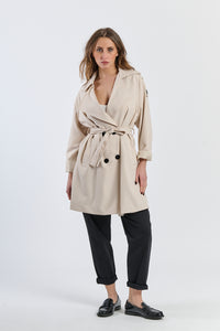 Trench beige oversize, perfetto per un look casual e alla moda.