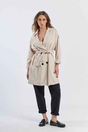 Trench beige oversize, perfetto per un look casual e alla moda.