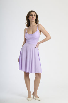 Moda femminile: abito lilla corto, design con bretelle sottili e colletto avvolgente, perfetto per un look dolce e affascinante.